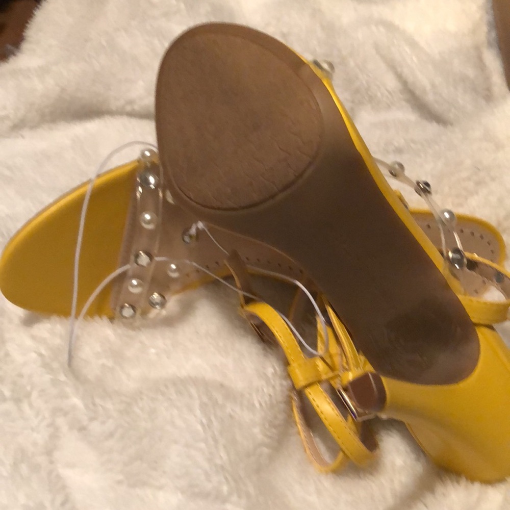 Adrienne Vittadini yellow high heel clear beaded strap scandal open toe size 9 - Picture 7 of 8